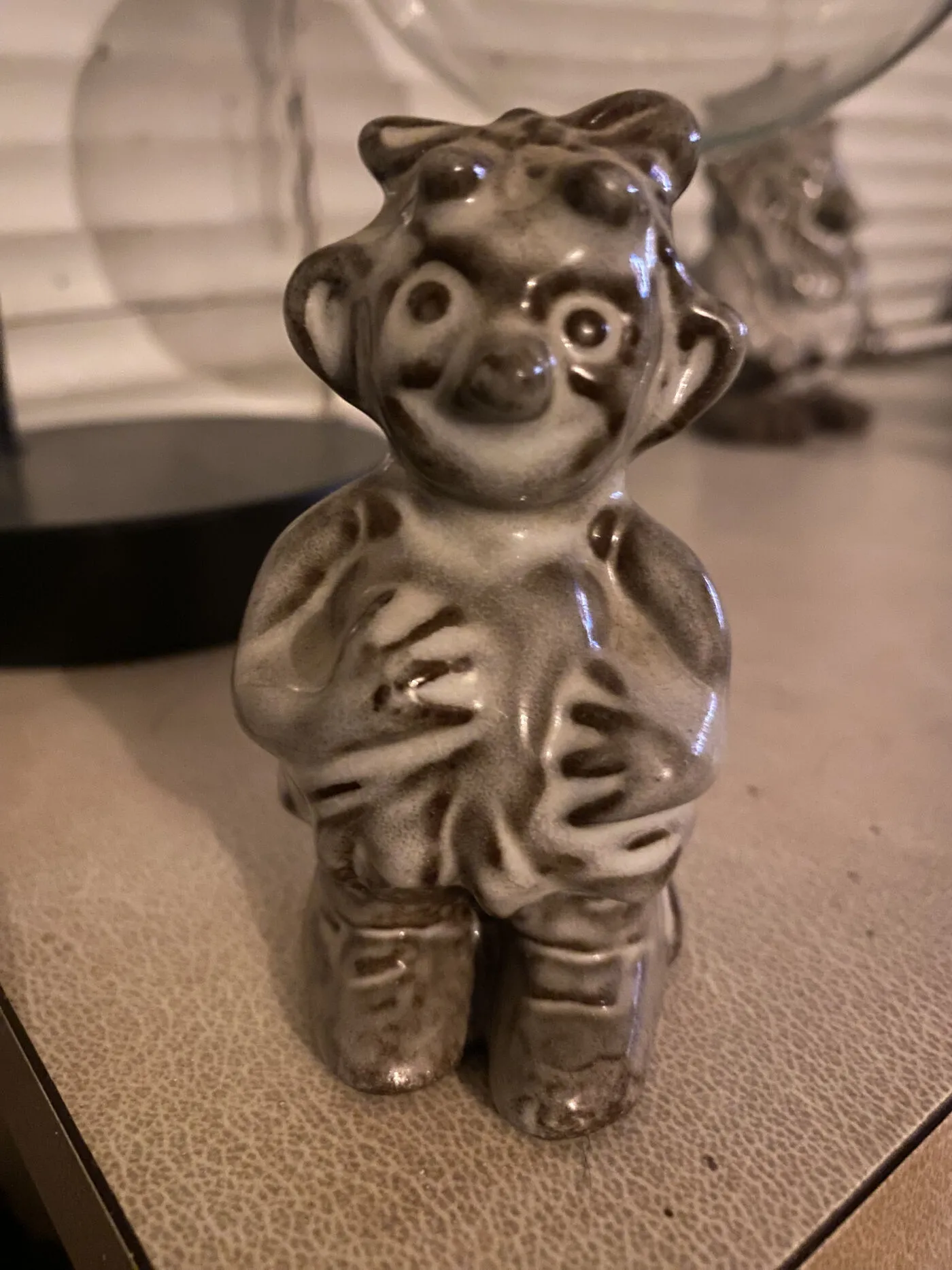 Sjov keramisk lille figur i grå nuancer