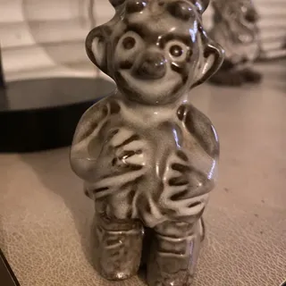 Sjov keramisk lille figur i grå nuancer