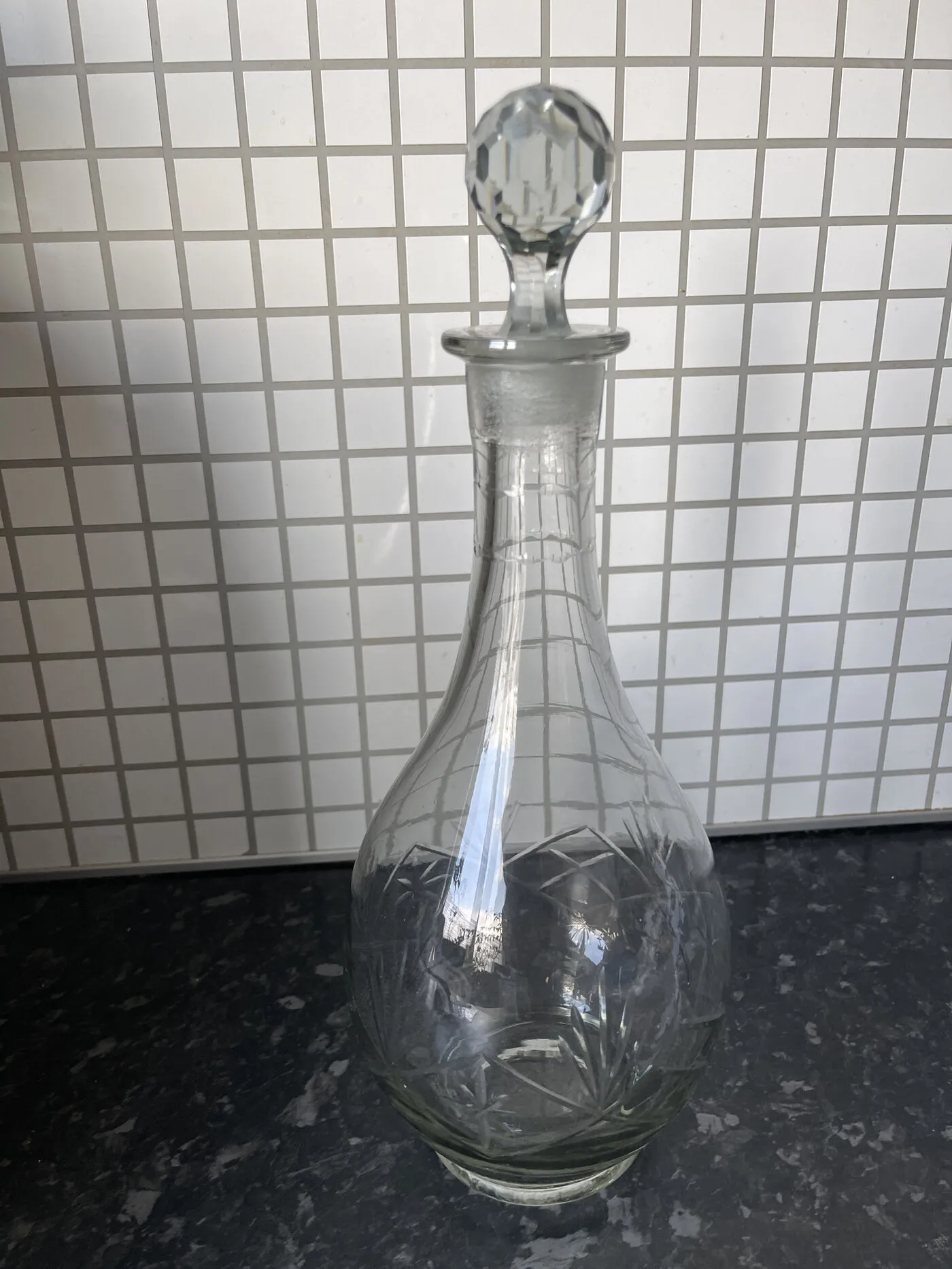 Gammel klar glasskaraffel med slibninger, 28 cm uden prop
