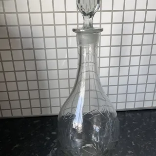 Gammel klar glasskaraffel med slibninger, 28 cm uden prop