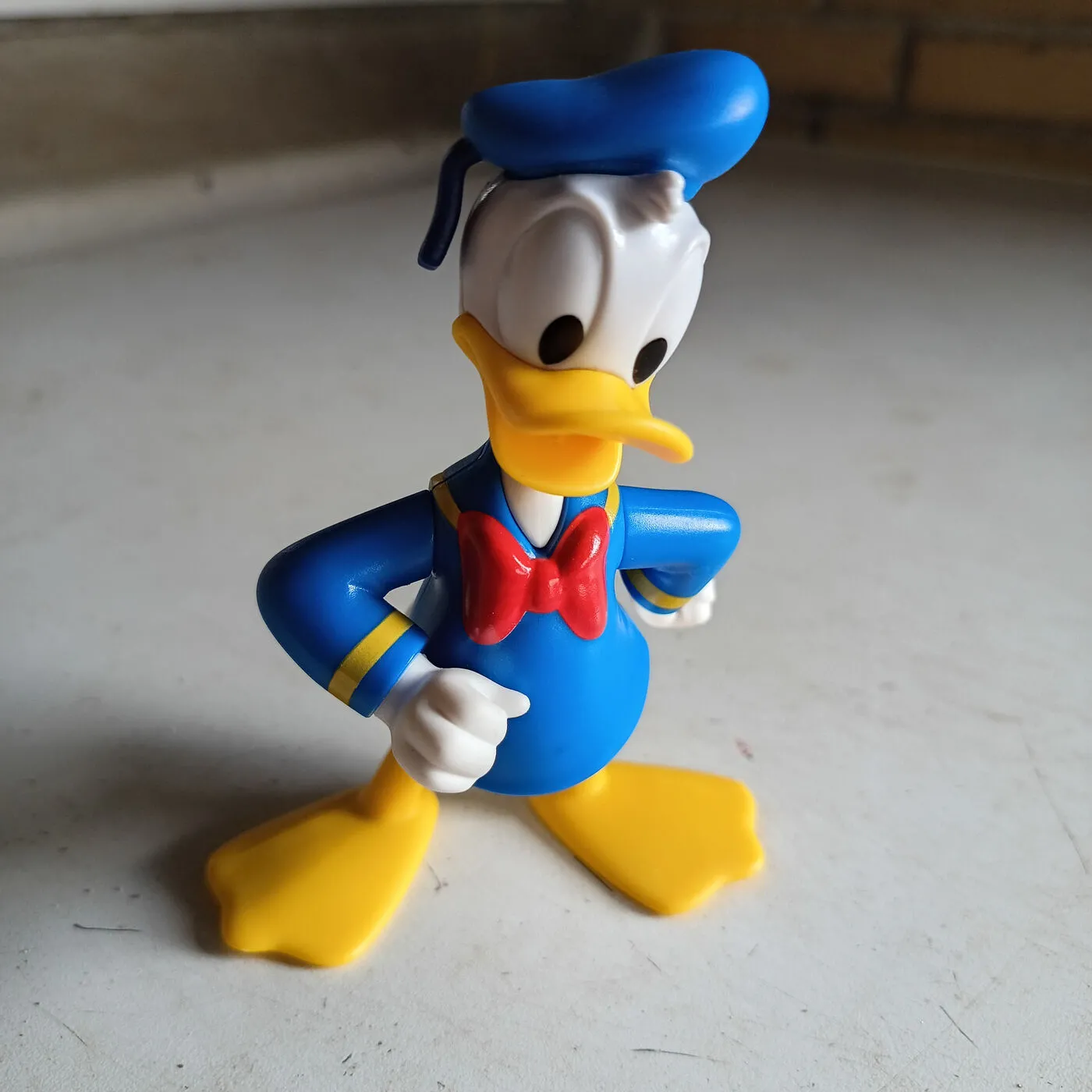 Figurine af Donald Duck i plastik, Disney-motiv