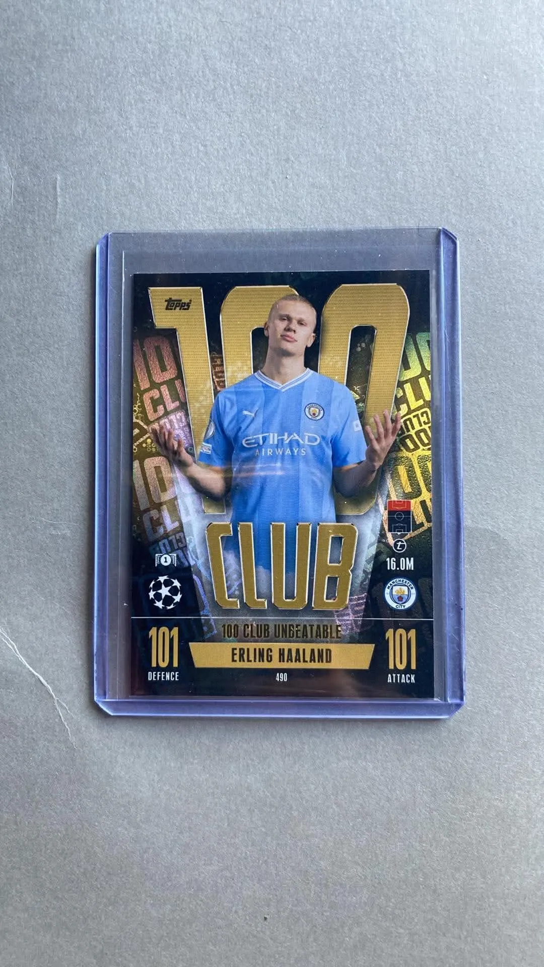 Topps Match Attax fodbold samlekort med Erling Haaland i beskyttelseslomme