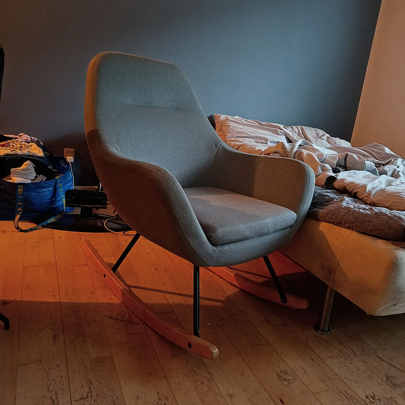 Moderne grå gyngestol med metalstel og træskinner
