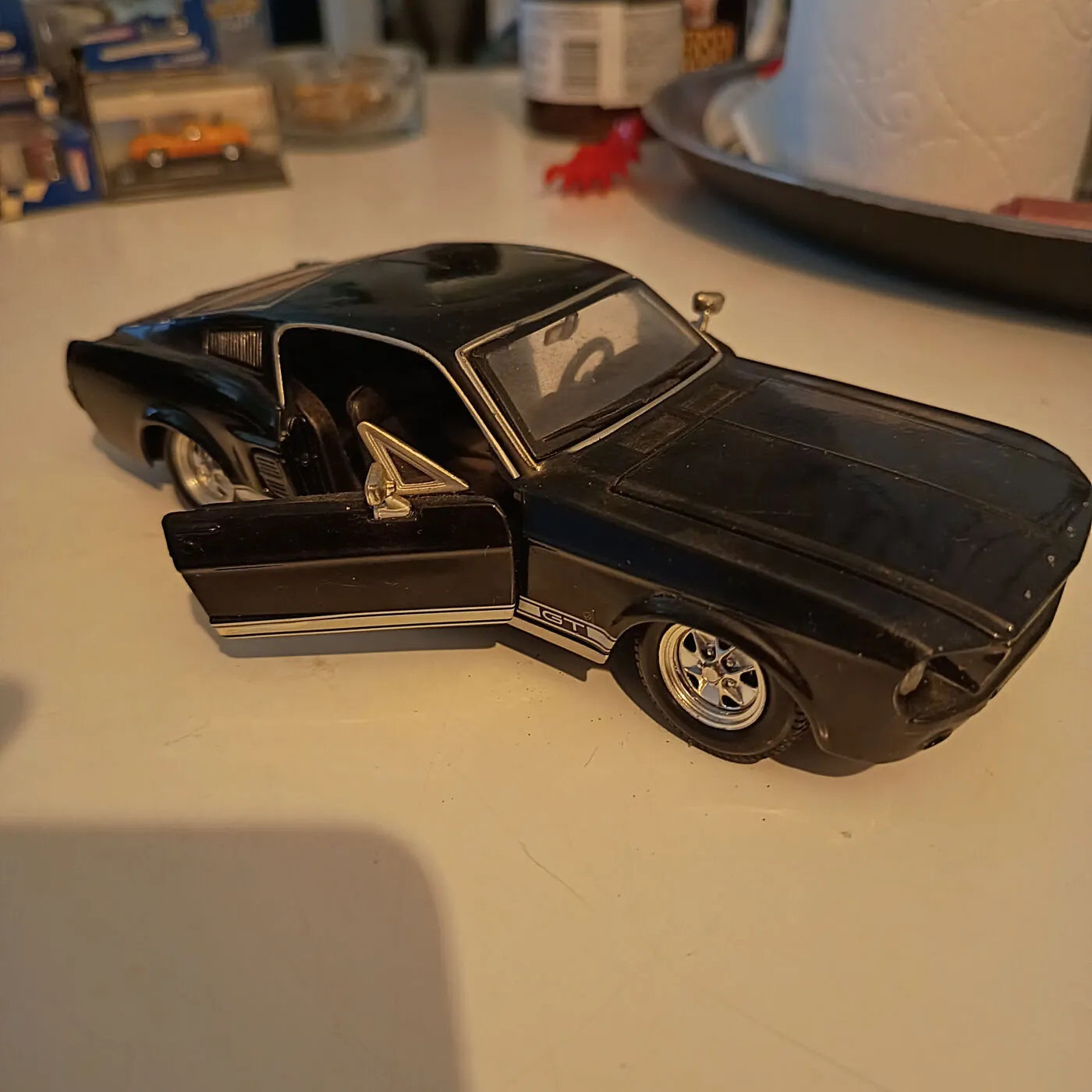 Sort modelbil muskelbil med åbne døre, brugt stand