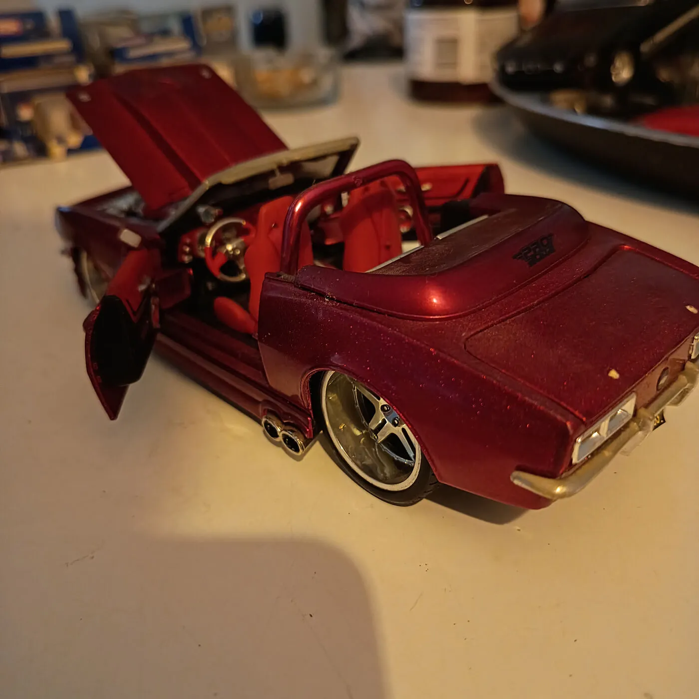 Rød modelbil cabriolet med åbne døre og motorhjelm – billede 2