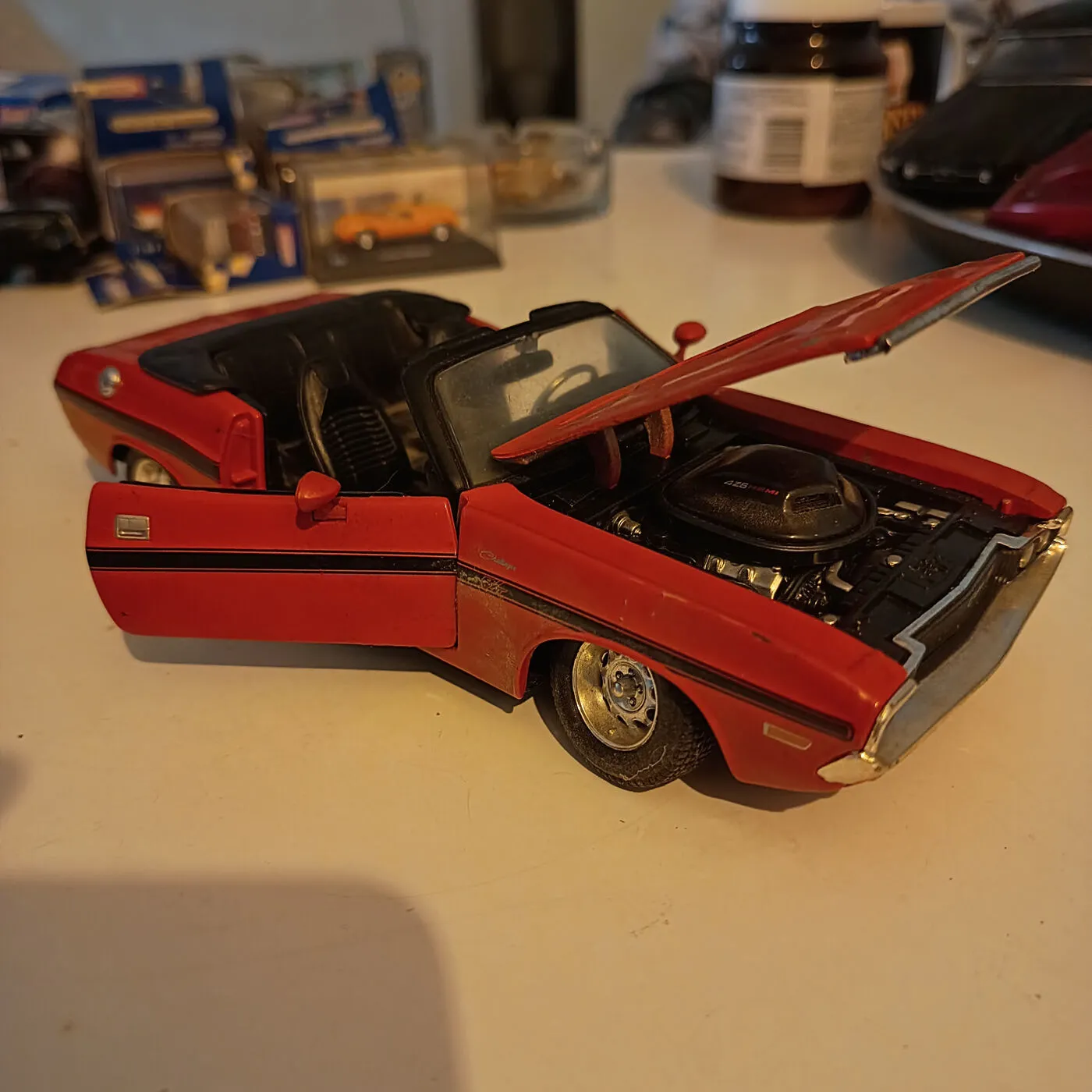Rød modelbil med åbningsbare døre og motorhjelm, klassisk stil