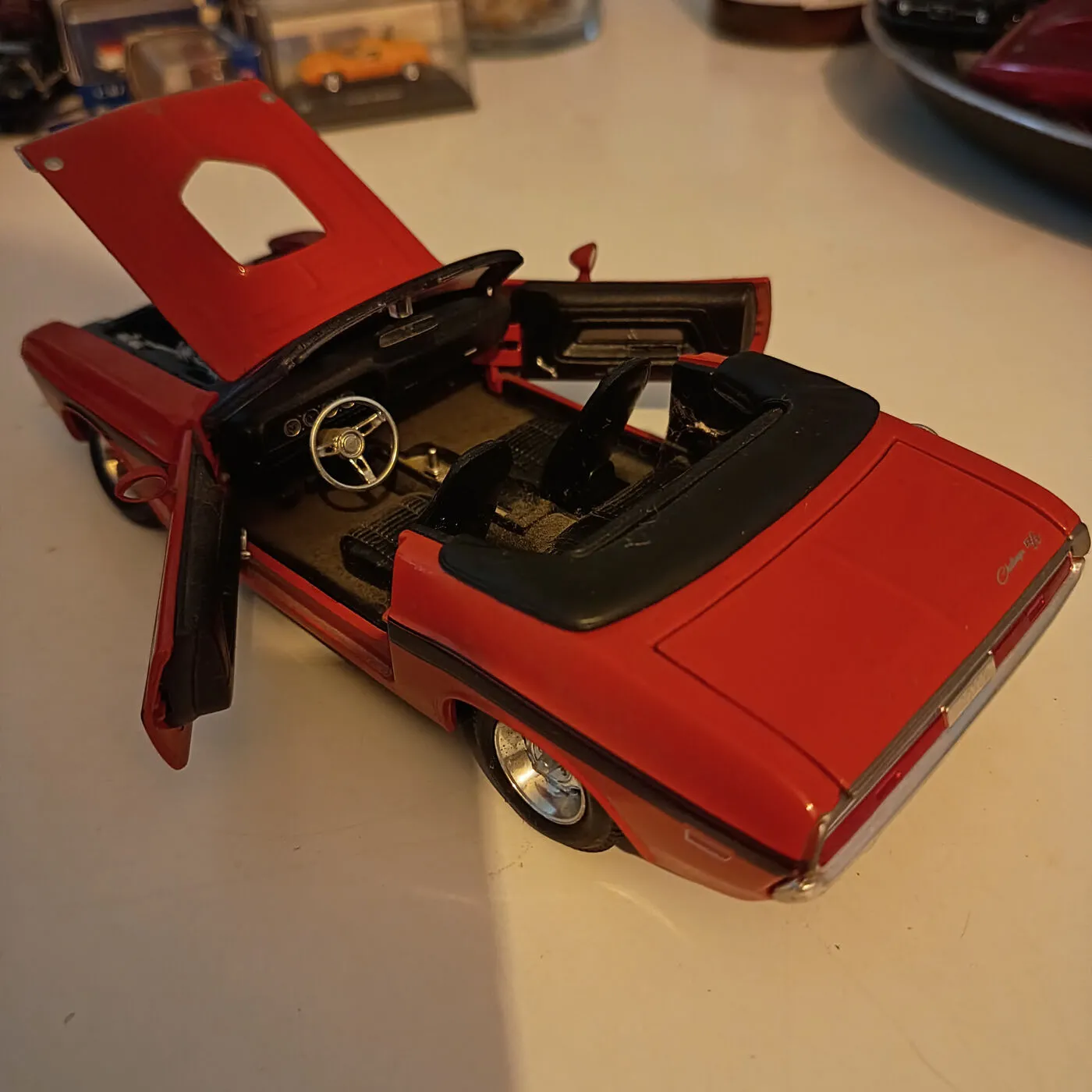 Rød modelbil med åbningsbare døre og motorhjelm, klassisk stil – billede 2