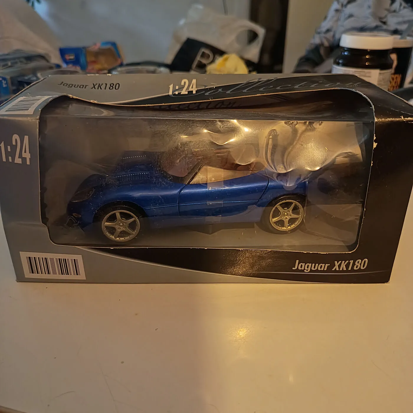 Modelbil Jaguar XK180 skala 1:24 i original æske