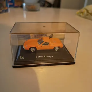 Modelbil Lotus Europa i displaykasse