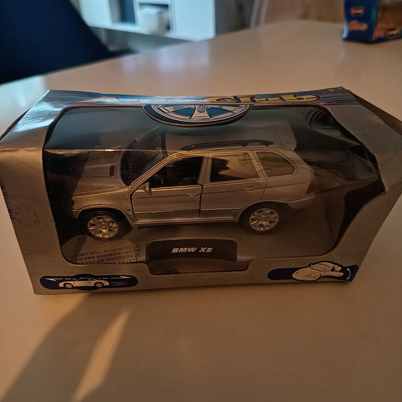 BMW X5 skala modelbil i original emballage