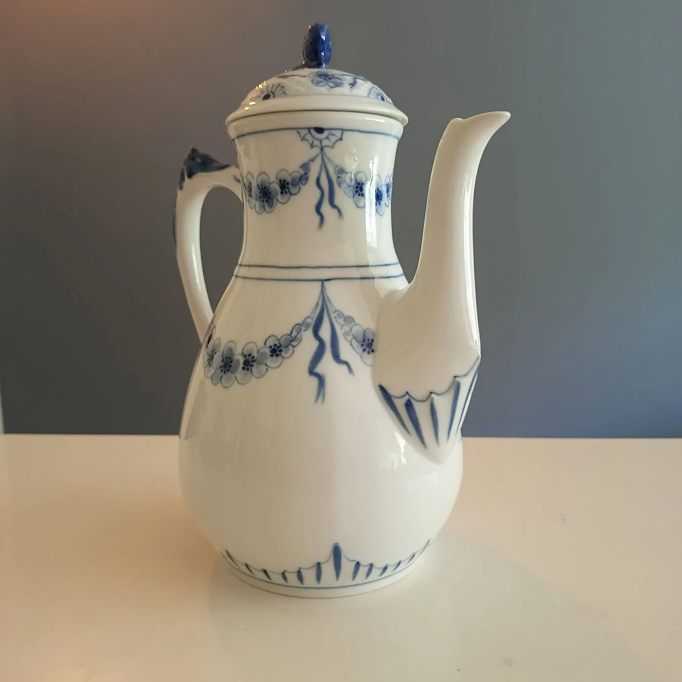 Porcelæns kaffekande med låg, Bing & Grøndahl, blåmalet dekor – billede 1
