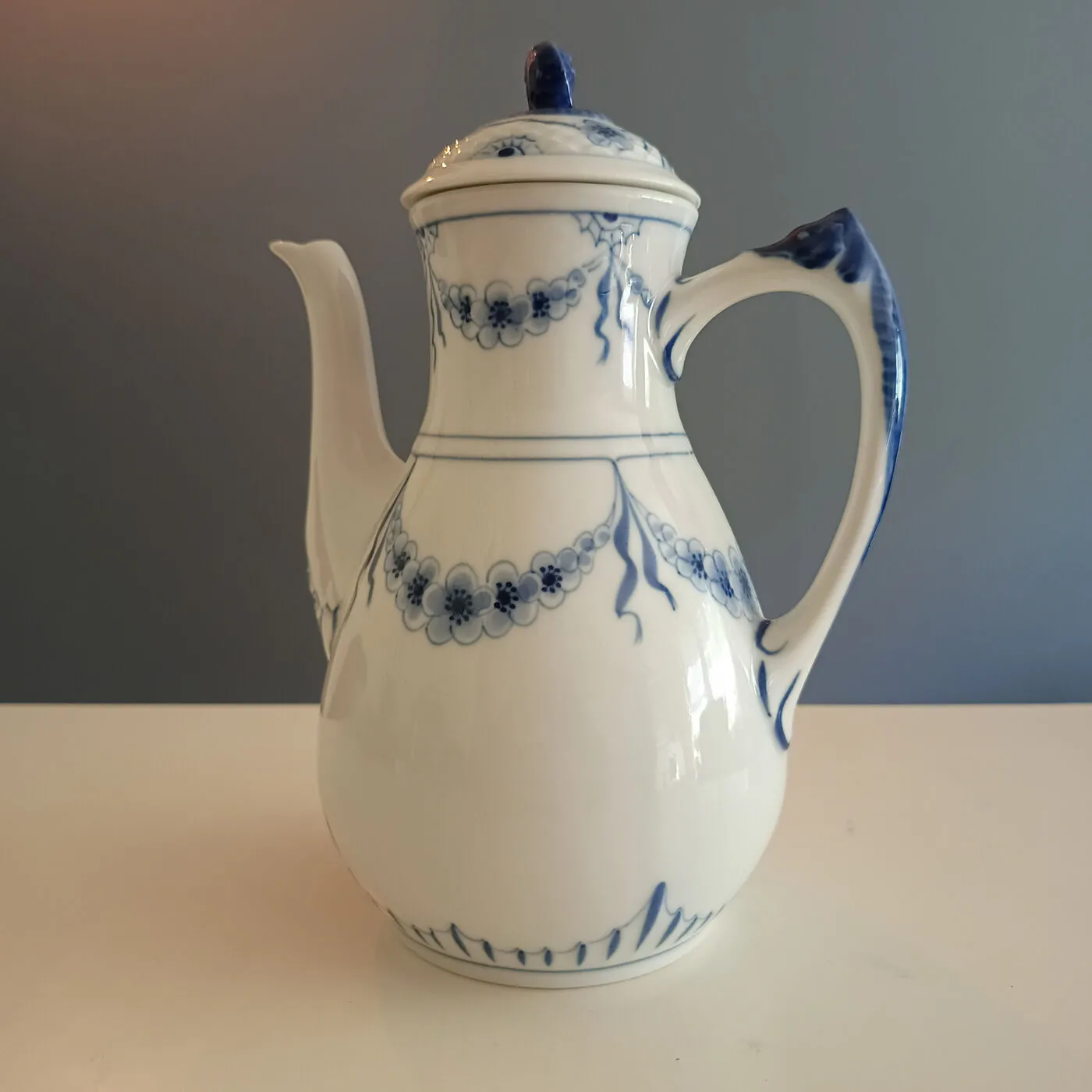 Porcelæns kaffekande med låg, Bing & Grøndahl, blåmalet dekor – billede 2