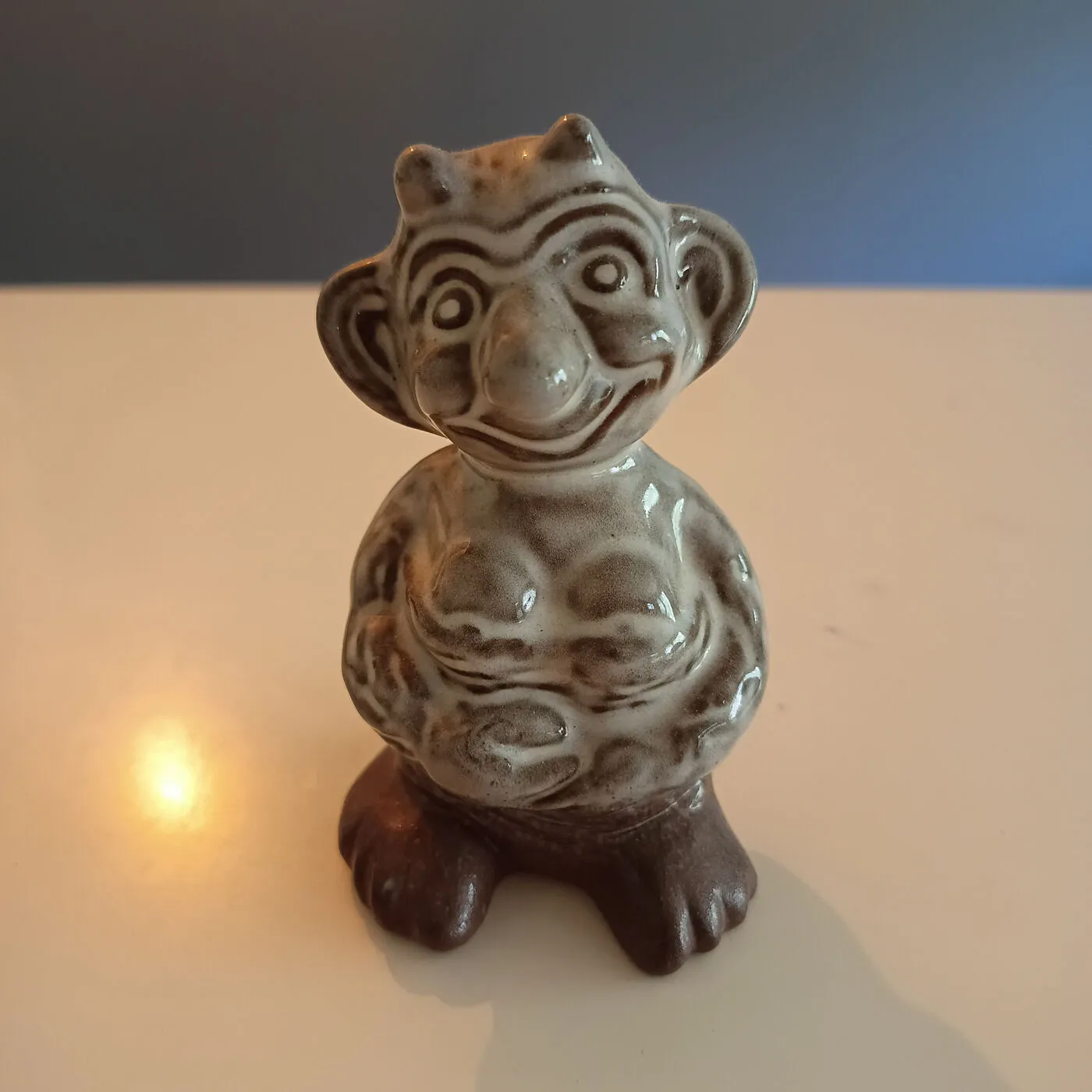 Keramisk troldefigur i brun glasur, god stand – billede 1