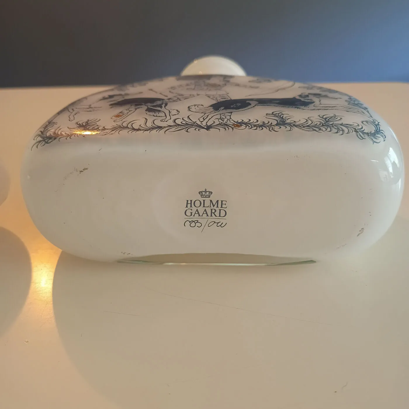 Holmegaard, porcelæns karaffel med blå dekorativ grafik – billede 2