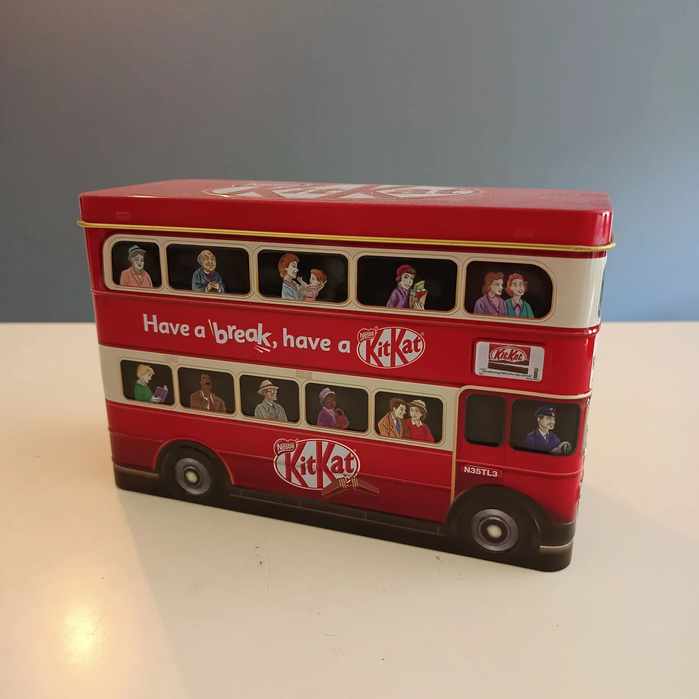 Metal dåse formet som dobbeltdækker bus med KitKat branding – billede 1