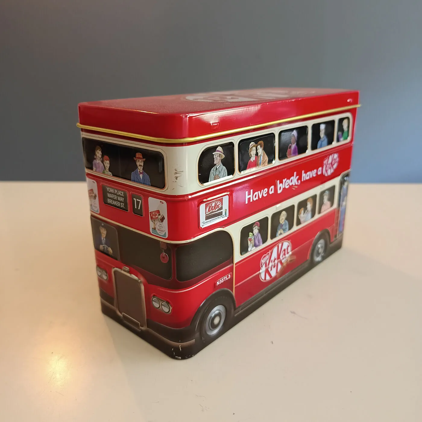 Metal dåse formet som dobbeltdækker bus med KitKat branding – billede 2