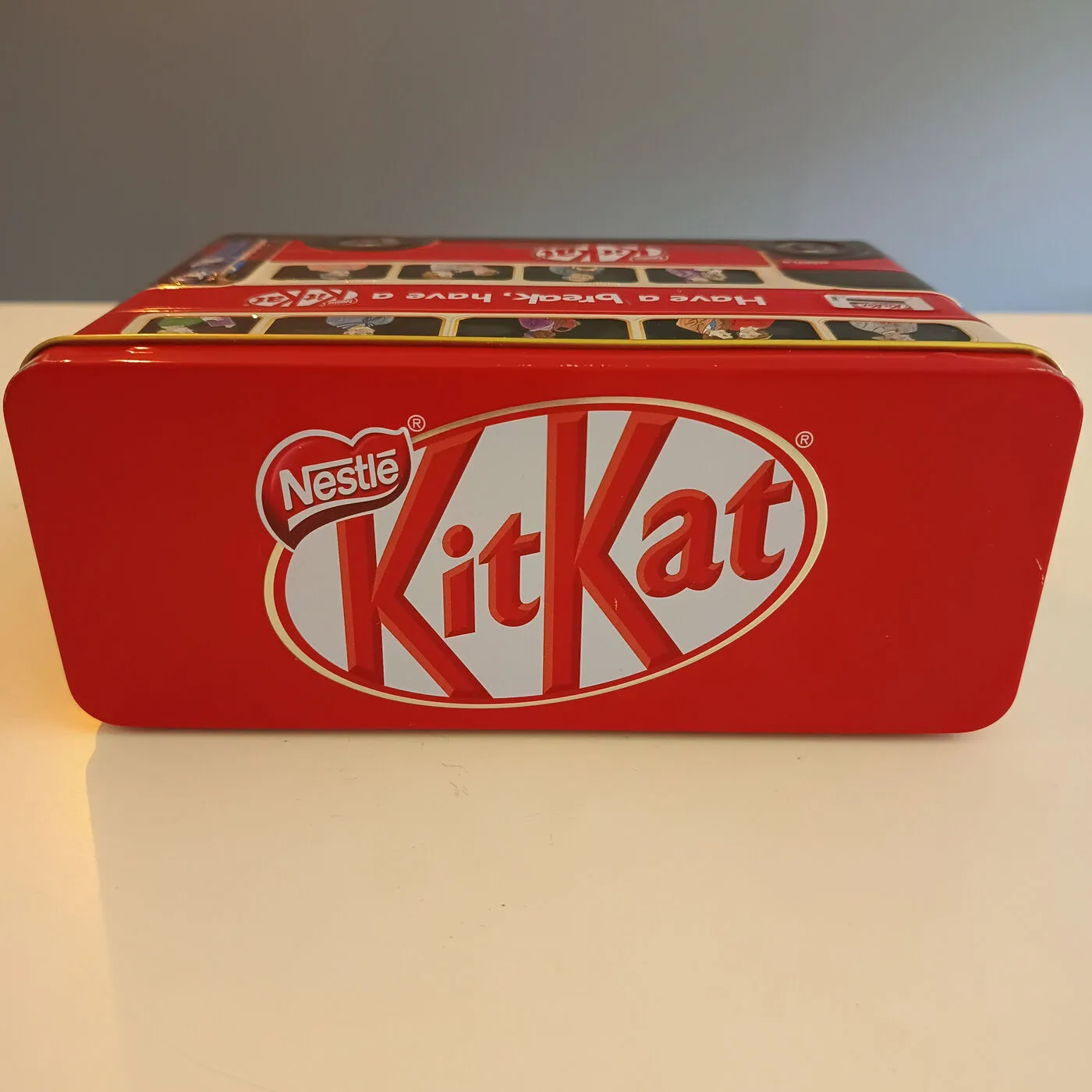 Metal dåse formet som dobbeltdækker bus med KitKat branding – billede 4
