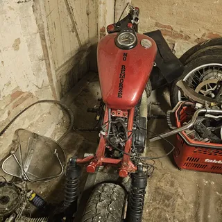 Fed Billig suzuki savage fra 1989 sælges som projekt. Der medfølger en masse ekstra dele – billede 2