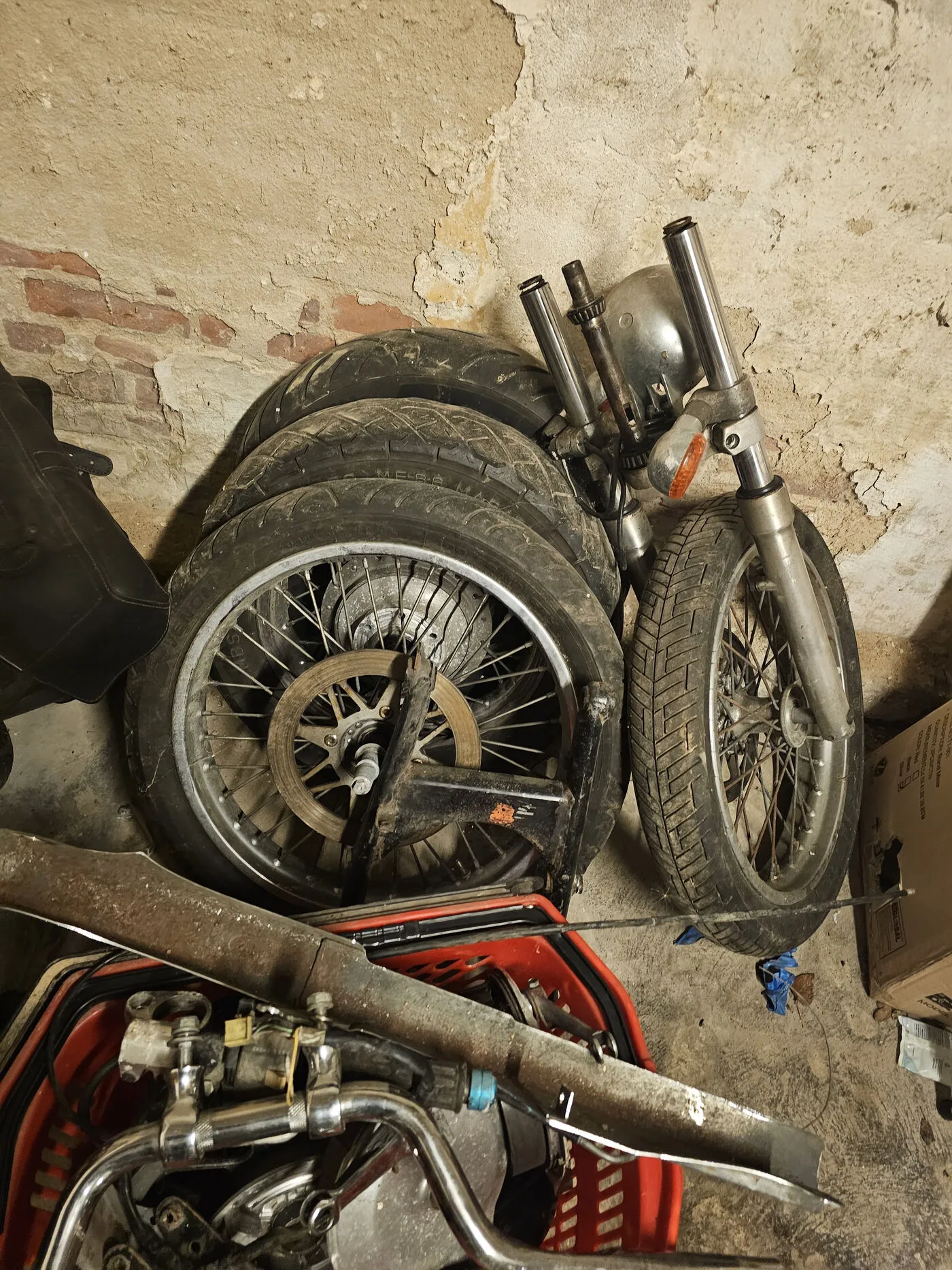 Fed Billig suzuki savage fra 1989 sælges som projekt. Der medfølger en masse ekstra dele – billede 3