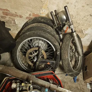 Fed Billig suzuki savage fra 1989 sælges som projekt. Der medfølger en masse ekstra dele – billede 3