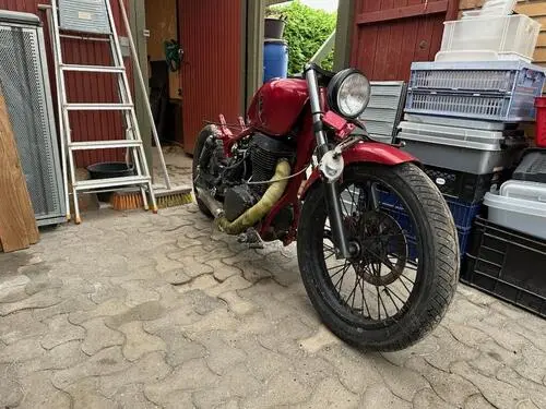 Fed Billig suzuki savage fra 1989 sælges som projekt. Der medfølger en masse ekstra dele