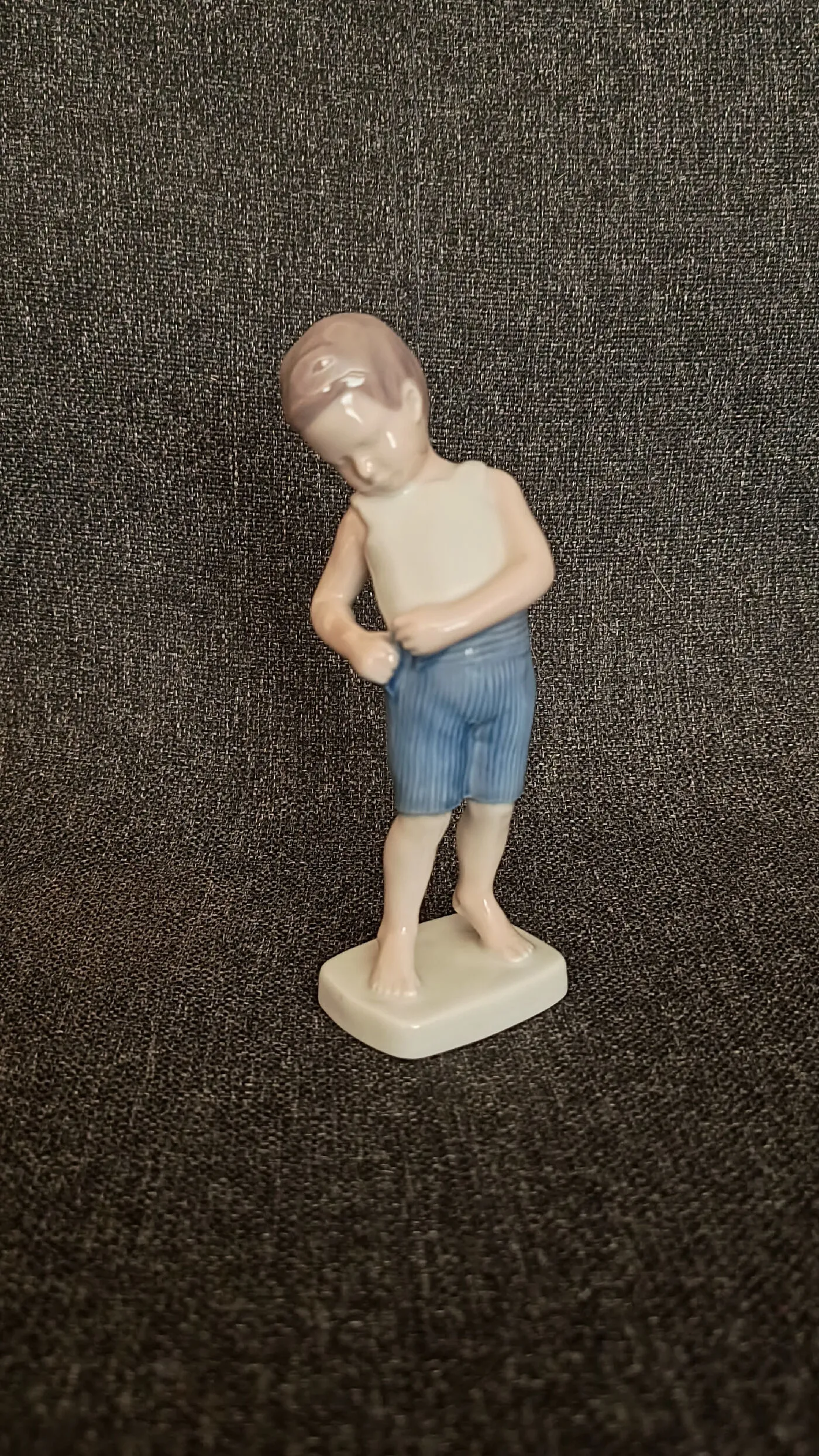 Bing & Grøndahl porcelænsfigur, model 1759, ung dreng – billede 1