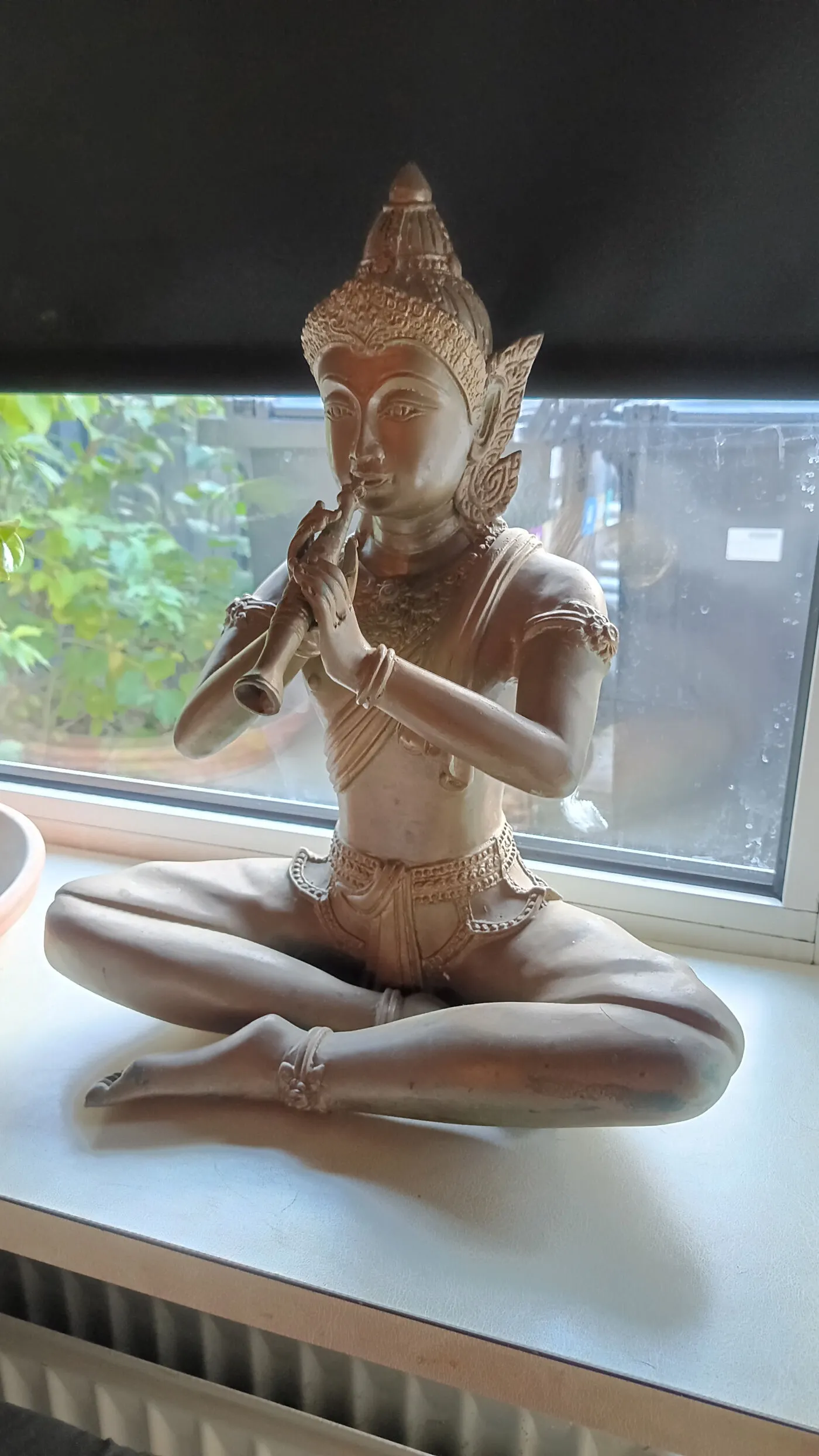 Brun bronzeskulptur, siddende asiatisk figur i meditationsstilling – billede 1