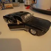 Sort modelbil muskelbil med åbne døre, brugt stand