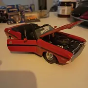Rød modelbil med åbningsbare døre og motorhjelm, klassisk stil