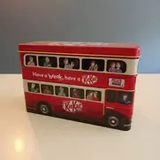 Metal dåse formet som dobbeltdækker bus med KitKat branding