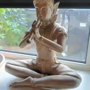 Brun bronzeskulptur, siddende asiatisk figur i meditationsstilling