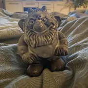 Keramisk nisse/trold figur