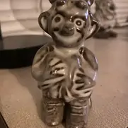 Sjov keramisk lille figur i grå nuancer