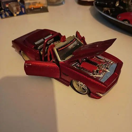 Rød modelbil cabriolet med åbne døre og motorhjelm – billede 1