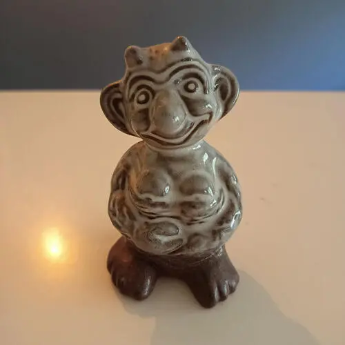 Keramisk troldefigur i brun glasur, god stand – billede 1